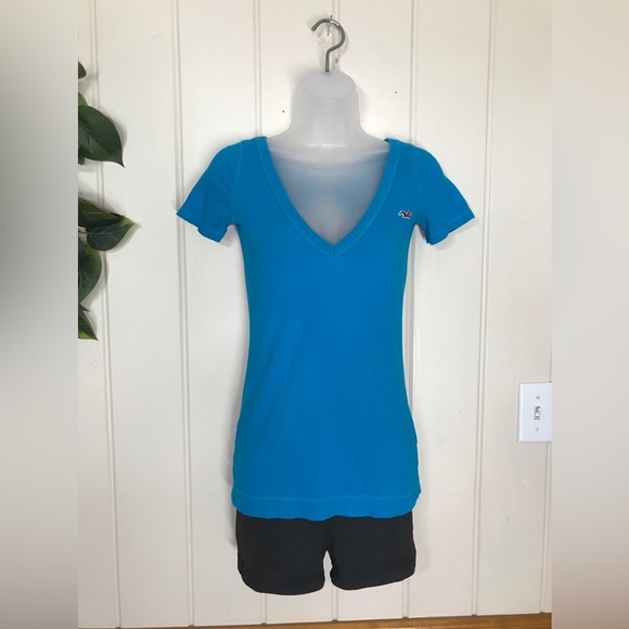 Hollister V-neck Blouse Large Open Back shape Teardrop or Oval
XS 0 - 2 Small - Picture 8 of 15